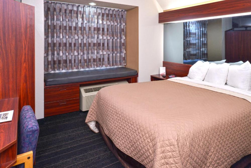 Queen Room - Non-Smoking interior
