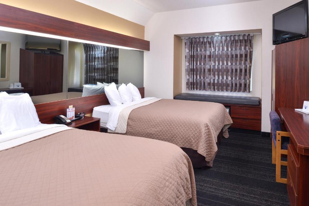 Queen Room with Two Queen Beds - Non-Smoking interior